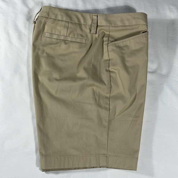 Lands' End womens khaki flat front 8.5" inseam Bermuda shorts - size 6P - Picture 9 of 9